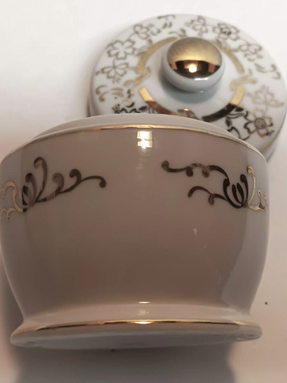 Vintage Lefton porcelain white and gold vanity trinket jar. - Picture 3 of 17